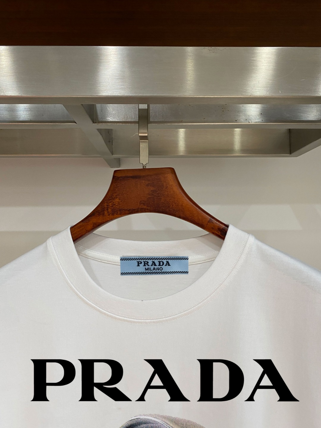 P70 普拉达PRADA 新款直喷工艺 高品质280克重磅短袖T恤，进口兄弟数码白墨直喷工艺 彰显不羁的个性与强大的气场 纯棉32支双纱面料，两遍缩水工艺，立体裁剪，面布做了蚀毛，手感非常好，亲肤透气，微宽松版型，上身舒适！ 日本Brother进口机数码直喷。色彩还原度 %，杜邦进口环保颜料，色牢度5级，经测验，洗涤100次，褪色程度不到1% 单品时尚感满满.日常出街或休闲都很百搭，轻松驾驭各种风格。色彩超鲜艳还透气，夏季必备 颜色：黑色/白色 码数：S-XL