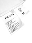 P80 Prada 普拉达口袋三角标短袖 定制丝韵柔滑棉平纹绸 透气清爽 舒适贴肤 以一袭纯净之白 散发着与生俱来的高雅气质 标志性Prada三角标点缀胸前 彰显品牌魅力 加以口袋设计巧妙融合 口袋风情散发独特魅力 以极简设计 震撼你的视觉 以低调的姿态彰显奢华 工艺1：采用进口专机红外线定位“Prada三角标” 位置更为精准 牢固结实 工艺2: 面料都经过浇洗 手感质感更佳 不易变形 不易缩水 不易褪色 保持长久的美观 辅料：定制1:1 Prada涂珐琅金属三角形 定制1:1 Prada商标 版型： 宽松版型 尺码： XS S M L