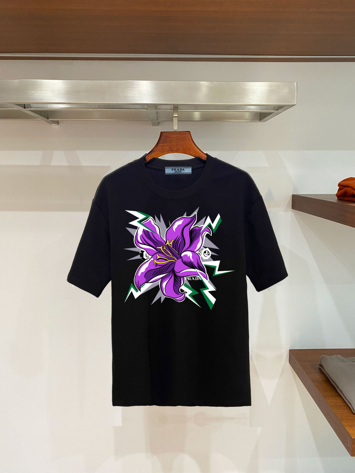 P70 普拉达PRADA 新款直喷工艺 高品质280克重磅短袖T恤，进口兄弟数码白墨直喷工艺 彰显不羁的个性与强大的气场 纯棉32支双纱面料，两遍缩水工艺，立体裁剪，面布做了蚀毛，手感非常好，亲肤透气，微宽松版型，上身舒适！ 日本Brother进口机数码直喷。色彩还原度 %，杜邦进口环保颜料，色牢度5级，经测验，洗涤100次，褪色程度不到1% 单品时尚感满满.日常出街或休闲都很百搭，轻松驾驭各种风格。色彩超鲜艳还透气，夏季必备 颜色：黑色/白色 码数：S-XL