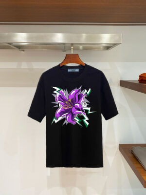 weigou_196376_0_3b02c24be2 P70 普拉达PRADA 新款直喷工艺 高品质280克重磅短袖T恤,进口兄弟数码白墨直喷工艺 彰显不羁的个性与强大的气场 纯棉32支双纱面料,两遍缩水工艺,立体裁剪,面布做了蚀毛,手感非常好,亲肤透气,微宽松版型,上身舒适! 日本Brother进口机数码直喷。色彩还原度 %,杜邦进口环保颜料,色牢度5级,经测验,洗涤100次,褪色程度不到1% 单品时尚感满满.日常出街或休闲都很百搭,轻松驾驭各种风格。色彩超鲜艳还透气,夏季必备 颜色:黑色/白色 码数:S-XL