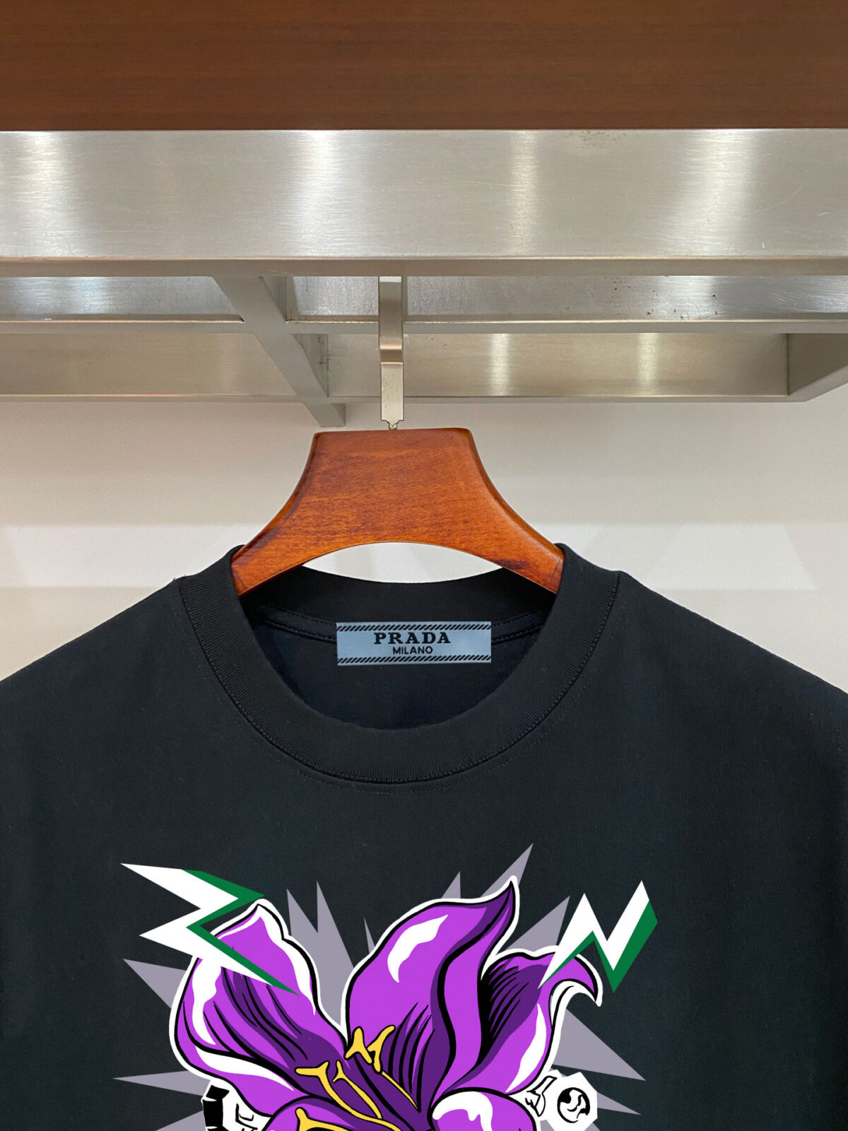 P70 普拉达PRADA 新款直喷工艺 高品质280克重磅短袖T恤，进口兄弟数码白墨直喷工艺 彰显不羁的个性与强大的气场 纯棉32支双纱面料，两遍缩水工艺，立体裁剪，面布做了蚀毛，手感非常好，亲肤透气，微宽松版型，上身舒适！ 日本Brother进口机数码直喷。色彩还原度 %，杜邦进口环保颜料，色牢度5级，经测验，洗涤100次，褪色程度不到1% 单品时尚感满满.日常出街或休闲都很百搭，轻松驾驭各种风格。色彩超鲜艳还透气，夏季必备 颜色：黑色/白色 码数：S-XL