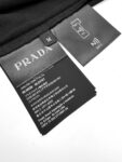 P80 Prada 普拉达口袋三角标短袖 定制丝韵柔滑棉平纹绸 透气清爽 舒适贴肤 沉醉于黑色的深邃 标志性Prada三角标点缀胸前 彰显品牌魅力 加以口袋设计巧妙融合 口袋风情散发独特魅力 以极简设计 震撼你的视觉 以低调的姿态彰显奢华 工艺1：采用进口专机红外线定位“Prada三角标” 位置更为精准 牢固结实 工艺2: 面料都经过浇洗 手感质感更佳 不易变形 不易缩水 不易褪色 保持长久的美观 辅料：定制1:1 Prada涂珐琅金属三角形 定制1:1 Prada商标 版型： 宽松版型 尺码： XS S M L