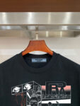 weigou_196405_3_4b0f99e1da P70 普拉达PRADA 新款直喷工艺 高品质280克重磅短袖T恤,进口兄弟数码白墨直喷工艺 彰显不羁的个性与强大的气场 纯棉32支双纱面料,两遍缩水工艺,立体裁剪,面布做了蚀毛,手感非常好,亲肤透气,微宽松版型,上身舒适! 日本Brother进口机数码直喷。色彩还原度 %,杜邦进口环保颜料,色牢度5级,经测验,洗涤100次,褪色程度不到1% 单品时尚感满满.日常出街或休闲都很百搭,轻松驾驭各种风格。色彩超鲜艳还透气,夏季必备 颜色:黑色/白色 码数:S-XL