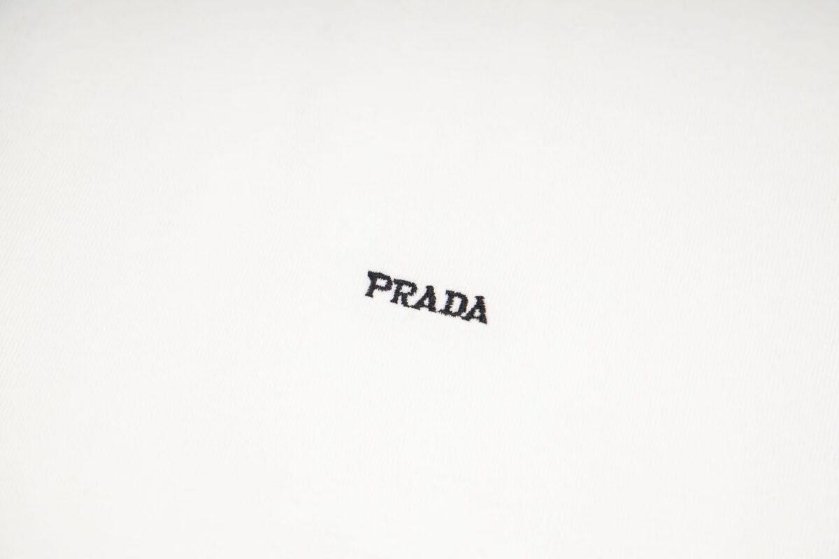 weigou_196409_4_64679ec4fa P80 Prada普拉达夏日新宠~小字母刺绣款纯棉短袖T恤 小刺绣,大身份——Pra**的低调宣告!胸前精致的小字母刺绣,是 Pra**刻在基因里的 “身份印章” 。没有浮夸图案,不靠大面积印花博眼球,就这么小小一枚,懂的人自然懂。100%纯棉材质,透气不闷汗,夏天38度穿也能保持清爽;吸湿性一流,运动出汗随手一擦,干得比别人快一步 。面料自带微微做旧感,越穿越软、越穿越有味道的一件 T 恤。男女同款 码数XS S M L