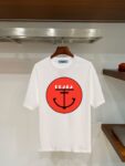 P70 普拉达PRADA 新款直喷工艺 高品质280克重磅短袖T恤，进口兄弟数码白墨直喷工艺 彰显不羁的个性与强大的气场 纯棉32支双纱面料，两遍缩水工艺，立体裁剪，面布做了蚀毛，手感非常好，亲肤透气，微宽松版型，上身舒适！ 日本Brother进口机数码直喷。色彩还原度 %，杜邦进口环保颜料，色牢度5级，经测验，洗涤100次，褪色程度不到1% 单品时尚感满满.日常出街或休闲都很百搭，轻松驾驭各种风格。色彩超鲜艳还透气，夏季必备 颜色：黑色/白色 码数：S-XL