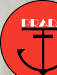 P70 普拉达PRADA 新款直喷工艺 高品质280克重磅短袖T恤，进口兄弟数码白墨直喷工艺 彰显不羁的个性与强大的气场 纯棉32支双纱面料，两遍缩水工艺，立体裁剪，面布做了蚀毛，手感非常好，亲肤透气，微宽松版型，上身舒适！ 日本Brother进口机数码直喷。色彩还原度 %，杜邦进口环保颜料，色牢度5级，经测验，洗涤100次，褪色程度不到1% 单品时尚感满满.日常出街或休闲都很百搭，轻松驾驭各种风格。色彩超鲜艳还透气，夏季必备 颜色：黑色/白色 码数：S-XL