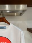 P70 普拉达PRADA 新款直喷工艺 高品质280克重磅短袖T恤，进口兄弟数码白墨直喷工艺 彰显不羁的个性与强大的气场 纯棉32支双纱面料，两遍缩水工艺，立体裁剪，面布做了蚀毛，手感非常好，亲肤透气，微宽松版型，上身舒适！ 日本Brother进口机数码直喷。色彩还原度 %，杜邦进口环保颜料，色牢度5级，经测验，洗涤100次，褪色程度不到1% 单品时尚感满满.日常出街或休闲都很百搭，轻松驾驭各种风格。色彩超鲜艳还透气，夏季必备 颜色：黑色/白色 码数：S-XL