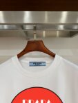 P70 普拉达PRADA 新款直喷工艺 高品质280克重磅短袖T恤，进口兄弟数码白墨直喷工艺 彰显不羁的个性与强大的气场 纯棉32支双纱面料，两遍缩水工艺，立体裁剪，面布做了蚀毛，手感非常好，亲肤透气，微宽松版型，上身舒适！ 日本Brother进口机数码直喷。色彩还原度 %，杜邦进口环保颜料，色牢度5级，经测验，洗涤100次，褪色程度不到1% 单品时尚感满满.日常出街或休闲都很百搭，轻松驾驭各种风格。色彩超鲜艳还透气，夏季必备 颜色：黑色/白色 码数：S-XL