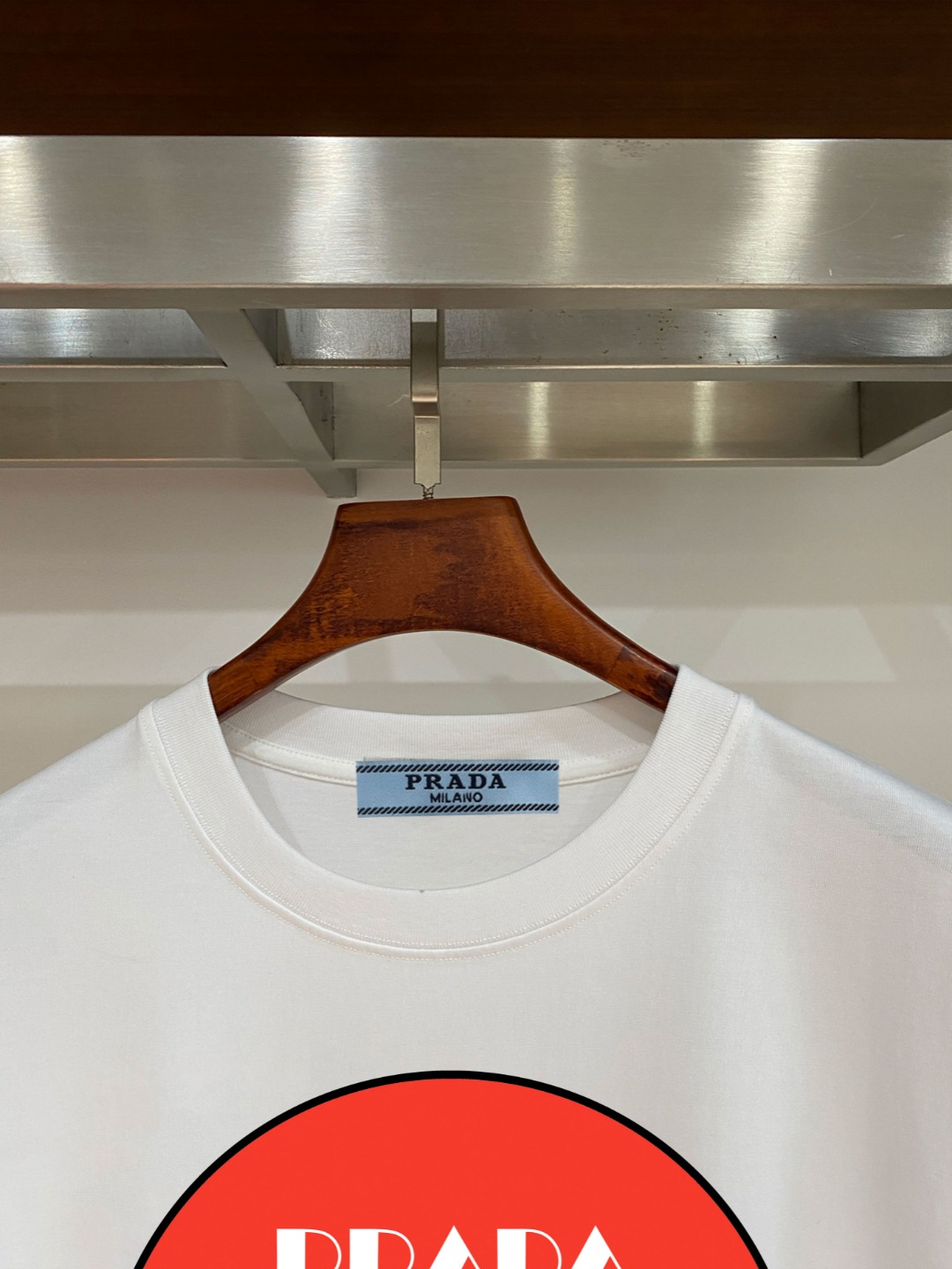 P70 普拉达PRADA 新款直喷工艺 高品质280克重磅短袖T恤，进口兄弟数码白墨直喷工艺 彰显不羁的个性与强大的气场 纯棉32支双纱面料，两遍缩水工艺，立体裁剪，面布做了蚀毛，手感非常好，亲肤透气，微宽松版型，上身舒适！ 日本Brother进口机数码直喷。色彩还原度 %，杜邦进口环保颜料，色牢度5级，经测验，洗涤100次，褪色程度不到1% 单品时尚感满满.日常出街或休闲都很百搭，轻松驾驭各种风格。色彩超鲜艳还透气，夏季必备 颜色：黑色/白色 码数：S-XL