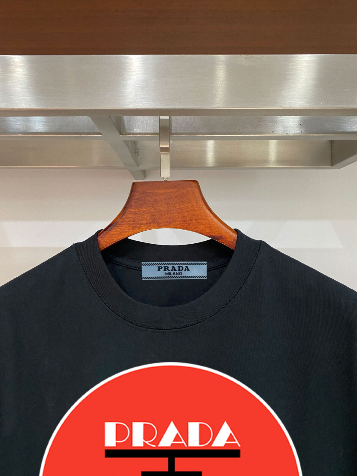 P70 普拉达PRADA 新款直喷工艺 高品质280克重磅短袖T恤，进口兄弟数码白墨直喷工艺 彰显不羁的个性与强大的气场 纯棉32支双纱面料，两遍缩水工艺，立体裁剪，面布做了蚀毛，手感非常好，亲肤透气，微宽松版型，上身舒适！ 日本Brother进口机数码直喷。色彩还原度 %，杜邦进口环保颜料，色牢度5级，经测验，洗涤100次，褪色程度不到1% 单品时尚感满满.日常出街或休闲都很百搭，轻松驾驭各种风格。色彩超鲜艳还透气，夏季必备 颜色：黑色/白色 码数：S-XL