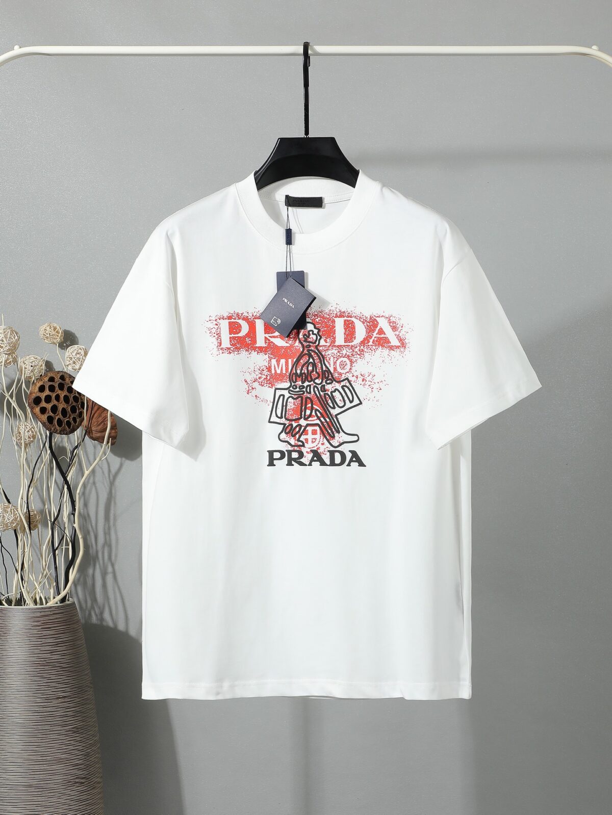 P80 普拉达PRADA 26ss新款印花工艺logo字母短袖 面料- 采用280克双股精梳棉面料.索罗纳螺纹订织订染国标一级面料 辅料：官网原版三标logo 尺码： S - XL 颜色：白色 黑色