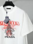 P80 普拉达PRADA 26ss新款印花工艺logo字母短袖 面料- 采用280克双股精梳棉面料.索罗纳螺纹订织订染国标一级面料 辅料：官网原版三标logo 尺码： S - XL 颜色：白色 黑色