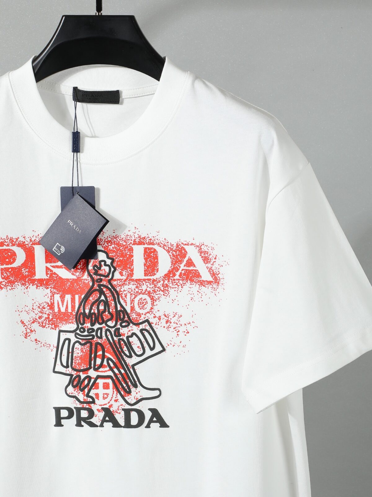 P80 普拉达PRADA 26ss新款印花工艺logo字母短袖 面料- 采用280克双股精梳棉面料.索罗纳螺纹订织订染国标一级面料 辅料：官网原版三标logo 尺码： S - XL 颜色：白色 黑色