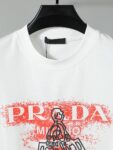 P80 普拉达PRADA 26ss新款印花工艺logo字母短袖 面料- 采用280克双股精梳棉面料.索罗纳螺纹订织订染国标一级面料 辅料：官网原版三标logo 尺码： S - XL 颜色：白色 黑色
