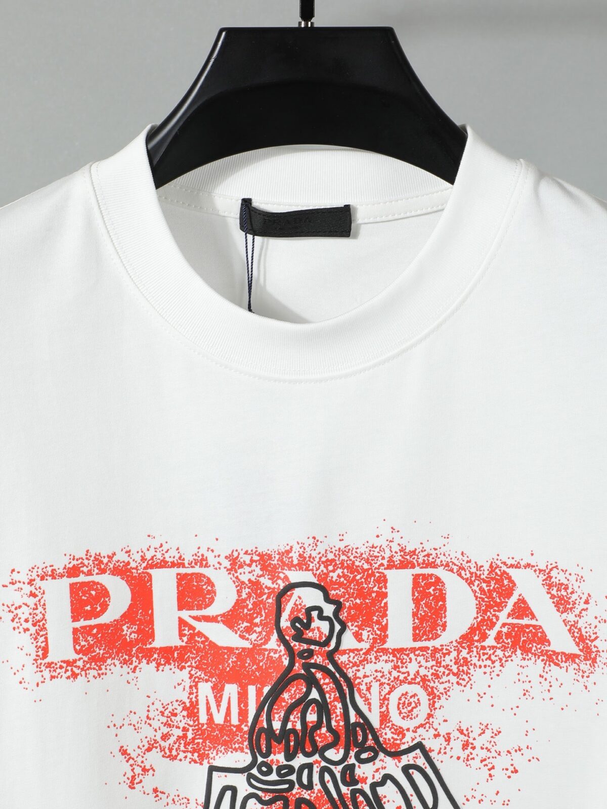 P80 普拉达PRADA 26ss新款印花工艺logo字母短袖 面料- 采用280克双股精梳棉面料.索罗纳螺纹订织订染国标一级面料 辅料：官网原版三标logo 尺码： S - XL 颜色：白色 黑色