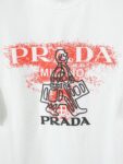 P80 普拉达PRADA 26ss新款印花工艺logo字母短袖 面料- 采用280克双股精梳棉面料.索罗纳螺纹订织订染国标一级面料 辅料：官网原版三标logo 尺码： S - XL 颜色：白色 黑色