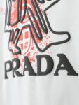 P80 普拉达PRADA 26ss新款印花工艺logo字母短袖 面料- 采用280克双股精梳棉面料.索罗纳螺纹订织订染国标一级面料 辅料：官网原版三标logo 尺码： S - XL 颜色：白色 黑色