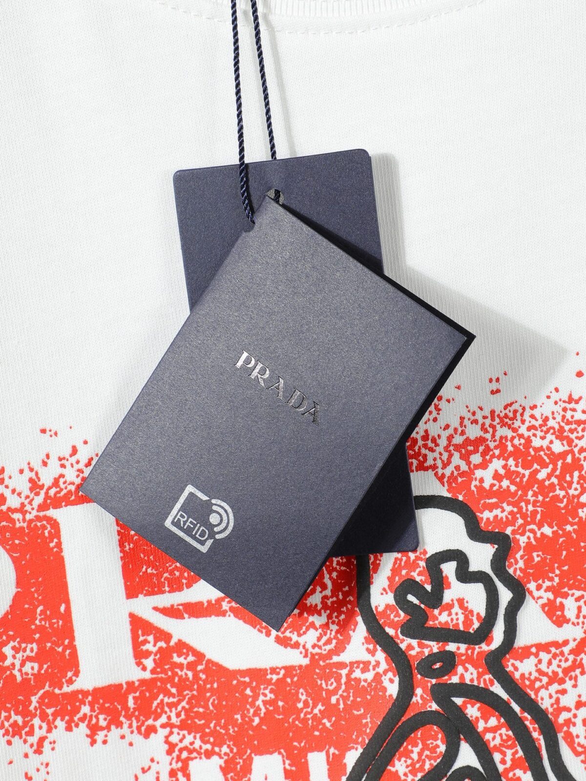 P80 普拉达PRADA 26ss新款印花工艺logo字母短袖 面料- 采用280克双股精梳棉面料.索罗纳螺纹订织订染国标一级面料 辅料：官网原版三标logo 尺码： S - XL 颜色：白色 黑色
