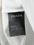 P80 普拉达PRADA 26ss新款印花工艺logo字母短袖 面料- 采用280克双股精梳棉面料.索罗纳螺纹订织订染国标一级面料 辅料：官网原版三标logo 尺码： S - XL 颜色：白色 黑色