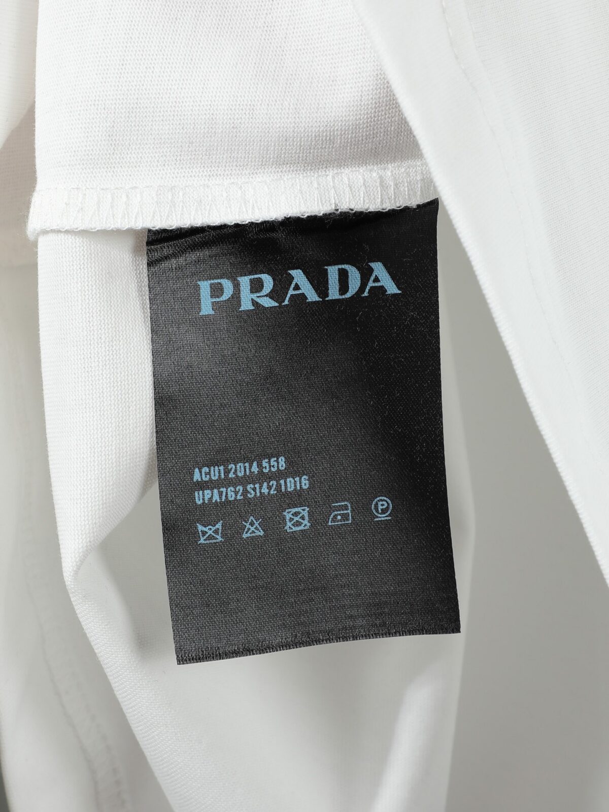 P80 普拉达PRADA 26ss新款印花工艺logo字母短袖 面料- 采用280克双股精梳棉面料.索罗纳螺纹订织订染国标一级面料 辅料：官网原版三标logo 尺码： S - XL 颜色：白色 黑色