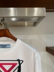 weigou_196521_2_ceec273b0c P70 普拉达PRADA 新款直喷工艺 高品质280克重磅短袖T恤,进口兄弟数码白墨直喷工艺 彰显不羁的个性与强大的气场 纯棉32支双纱面料,两遍缩水工艺,立体裁剪,面布做了蚀毛,手感非常好,亲肤透气,微宽松版型,上身舒适! 日本Brother进口机数码直喷。色彩还原度 %,杜邦进口环保颜料,色牢度5级,经测验,洗涤100次,褪色程度不到1% 单品时尚感满满.日常出街或休闲都很百搭,轻松驾驭各种风格。色彩超鲜艳还透气,夏季必备 颜色:黑色/白色 码数:S-XL