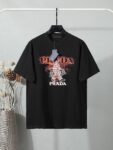P80 普拉达PRADA 26ss新款印花工艺logo字母短袖 面料- 采用280克双股精梳棉面料.索罗纳螺纹订织订染国标一级面料 辅料：官网原版三标logo 尺码： S - XL 颜色：白色 黑色