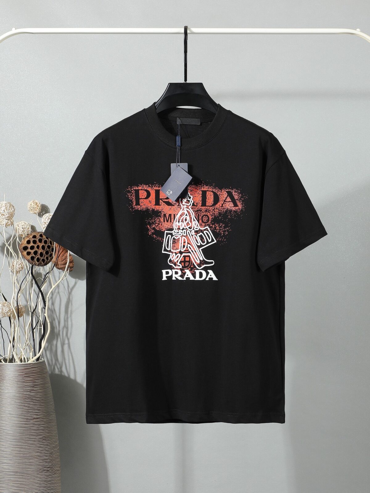 P80 普拉达PRADA 26ss新款印花工艺logo字母短袖 面料- 采用280克双股精梳棉面料.索罗纳螺纹订织订染国标一级面料 辅料：官网原版三标logo 尺码： S - XL 颜色：白色 黑色