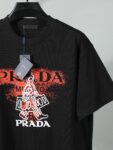 P80 普拉达PRADA 26ss新款印花工艺logo字母短袖 面料- 采用280克双股精梳棉面料.索罗纳螺纹订织订染国标一级面料 辅料：官网原版三标logo 尺码： S - XL 颜色：白色 黑色