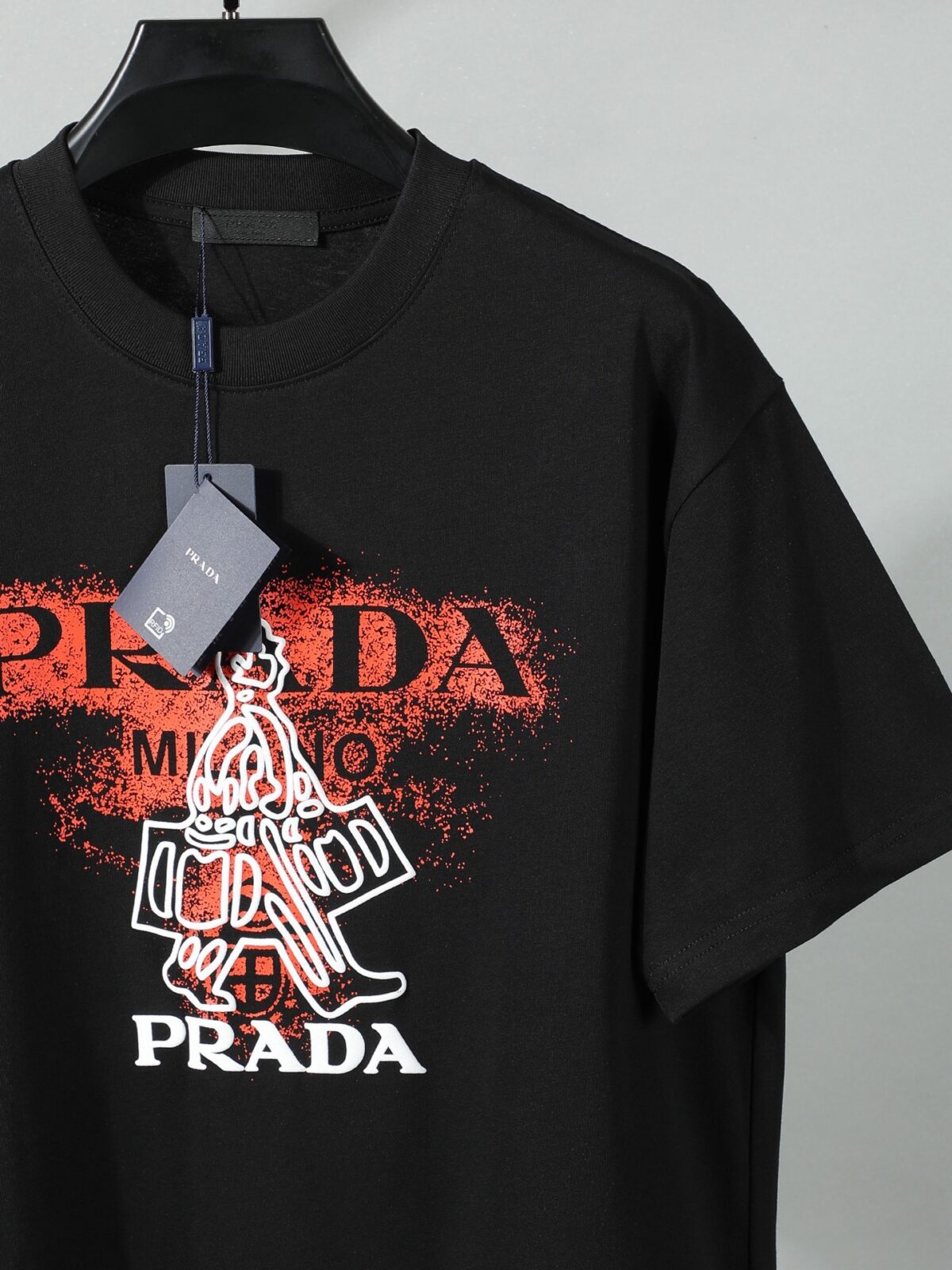 P80 普拉达PRADA 26ss新款印花工艺logo字母短袖 面料- 采用280克双股精梳棉面料.索罗纳螺纹订织订染国标一级面料 辅料：官网原版三标logo 尺码： S - XL 颜色：白色 黑色