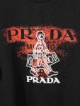 P80 普拉达PRADA 26ss新款印花工艺logo字母短袖 面料- 采用280克双股精梳棉面料.索罗纳螺纹订织订染国标一级面料 辅料：官网原版三标logo 尺码： S - XL 颜色：白色 黑色