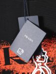 P80 普拉达PRADA 26ss新款印花工艺logo字母短袖 面料- 采用280克双股精梳棉面料.索罗纳螺纹订织订染国标一级面料 辅料：官网原版三标logo 尺码： S - XL 颜色：白色 黑色