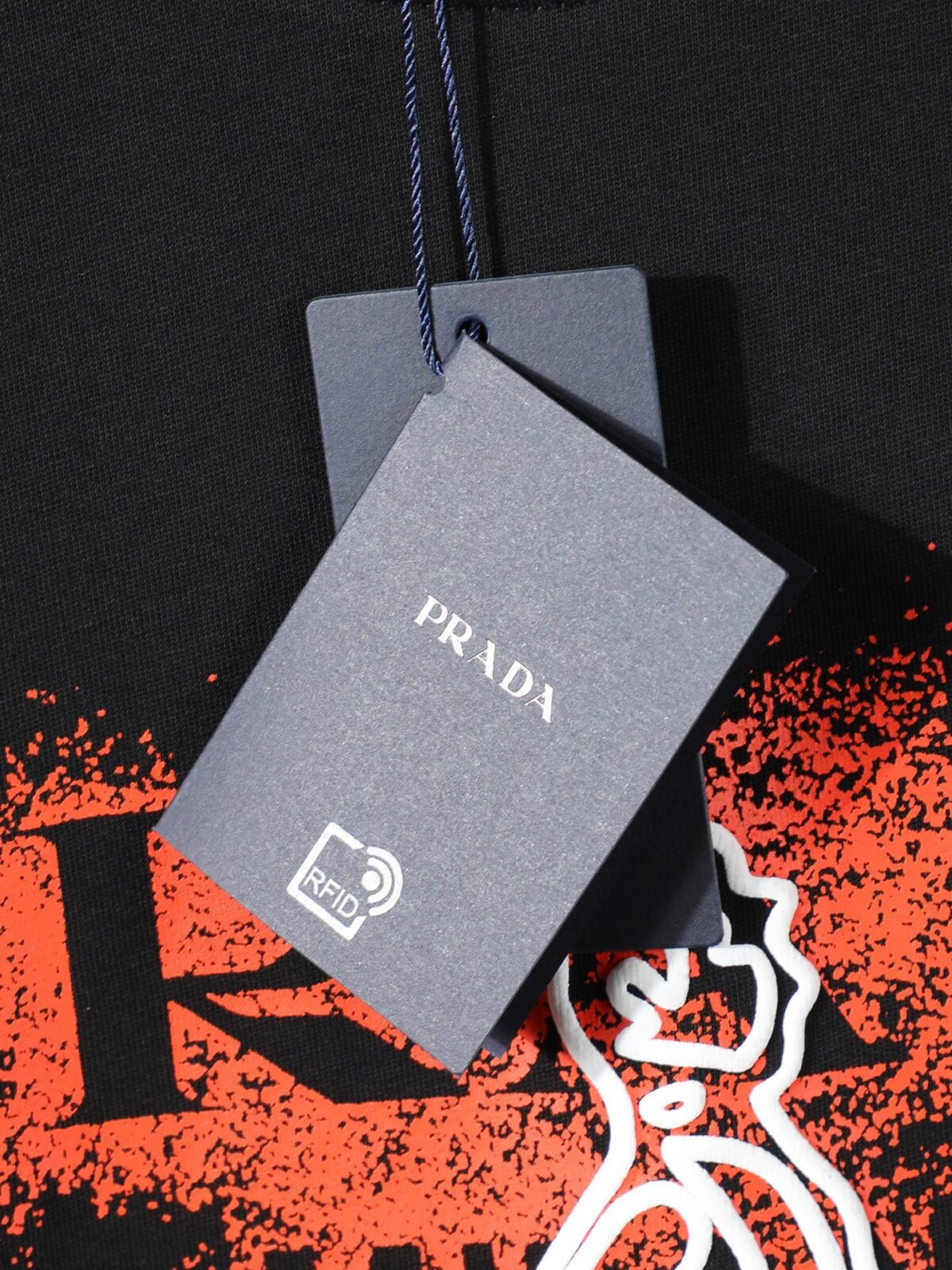 P80 普拉达PRADA 26ss新款印花工艺logo字母短袖 面料- 采用280克双股精梳棉面料.索罗纳螺纹订织订染国标一级面料 辅料：官网原版三标logo 尺码： S - XL 颜色：白色 黑色