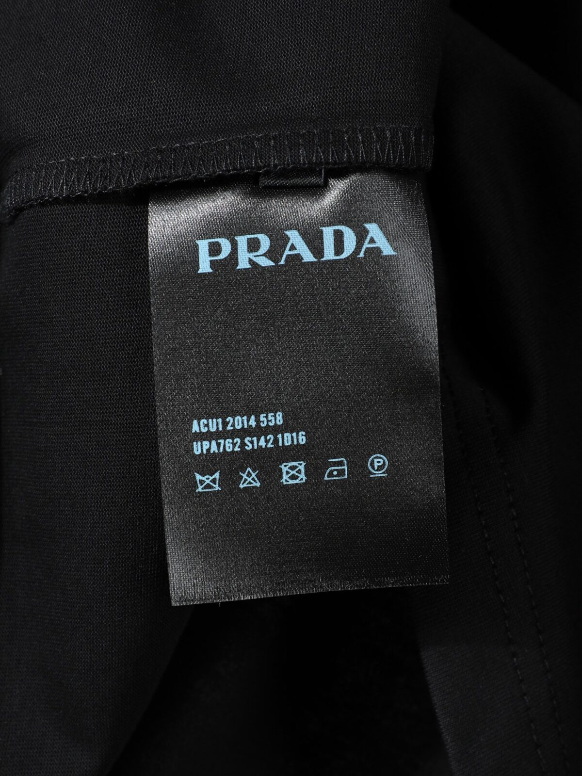 P80 普拉达PRADA 26ss新款印花工艺logo字母短袖 面料- 采用280克双股精梳棉面料.索罗纳螺纹订织订染国标一级面料 辅料：官网原版三标logo 尺码： S - XL 颜色：白色 黑色