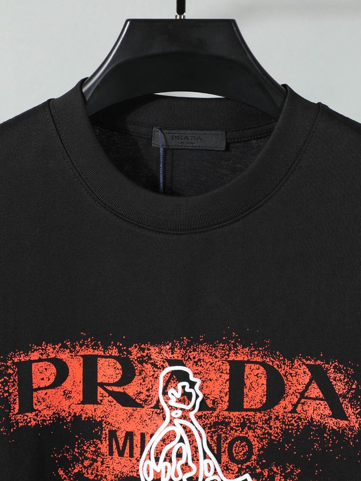 P80 普拉达PRADA 26ss新款印花工艺logo字母短袖 面料- 采用280克双股精梳棉面料.索罗纳螺纹订织订染国标一级面料 辅料：官网原版三标logo 尺码： S - XL 颜色：白色 黑色