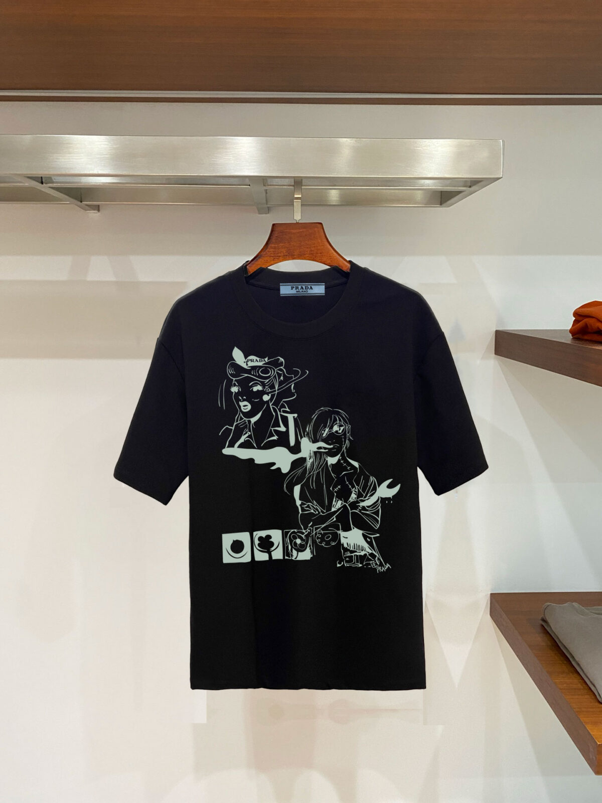 P70 普拉达PRADA 新款直喷工艺 高品质280克重磅短袖T恤，进口兄弟数码白墨直喷工艺 彰显不羁的个性与强大的气场 纯棉32支双纱面料，两遍缩水工艺，立体裁剪，面布做了蚀毛，手感非常好，亲肤透气，微宽松版型，上身舒适！ 日本Brother进口机数码直喷。色彩还原度 %，杜邦进口环保颜料，色牢度5级，经测验，洗涤100次，褪色程度不到1% 单品时尚感满满.日常出街或休闲都很百搭，轻松驾驭各种风格。色彩超鲜艳还透气，夏季必备 颜色：黑色/白色 码数：S-XL