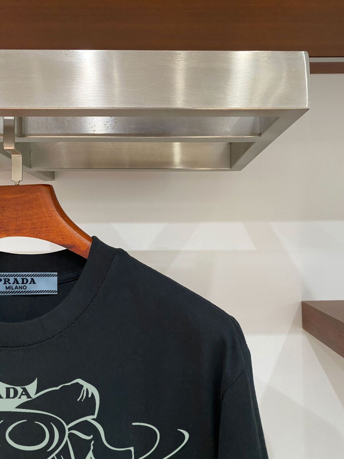 P70 普拉达PRADA 新款直喷工艺 高品质280克重磅短袖T恤，进口兄弟数码白墨直喷工艺 彰显不羁的个性与强大的气场 纯棉32支双纱面料，两遍缩水工艺，立体裁剪，面布做了蚀毛，手感非常好，亲肤透气，微宽松版型，上身舒适！ 日本Brother进口机数码直喷。色彩还原度 %，杜邦进口环保颜料，色牢度5级，经测验，洗涤100次，褪色程度不到1% 单品时尚感满满.日常出街或休闲都很百搭，轻松驾驭各种风格。色彩超鲜艳还透气，夏季必备 颜色：黑色/白色 码数：S-XL