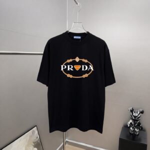 weigou_196587_0_9661fe95bd P80 Prad~普拉达 厚板亮片滴胶 《区别通货面料》 双纱纯棉紧密纱线短袖tee 上身十分舒适,男女同款半袖,落肩宽松版型 颜色: 黑色 白色 咖啡色 尺码:S(90-130斤) M(125-150斤) L(135-165斤) XL(160-190斤) XXL(185-220斤)
