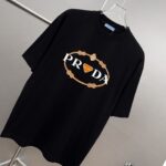 weigou_196587_2_db6d932fdc P80 Prad~普拉达 厚板亮片滴胶 《区别通货面料》 双纱纯棉紧密纱线短袖tee 上身十分舒适,男女同款半袖,落肩宽松版型 颜色: 黑色 白色 咖啡色 尺码:S(90-130斤) M(125-150斤) L(135-165斤) XL(160-190斤) XXL(185-220斤)