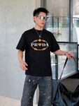 weigou_196587_6_866d7d80f5 P80 Prad~普拉达 厚板亮片滴胶 《区别通货面料》 双纱纯棉紧密纱线短袖tee 上身十分舒适,男女同款半袖,落肩宽松版型 颜色: 黑色 白色 咖啡色 尺码:S(90-130斤) M(125-150斤) L(135-165斤) XL(160-190斤) XXL(185-220斤)