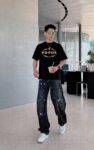 weigou_196587_8_ca0f2b9a72 P80 Prad~普拉达 厚板亮片滴胶 《区别通货面料》 双纱纯棉紧密纱线短袖tee 上身十分舒适,男女同款半袖,落肩宽松版型 颜色: 黑色 白色 咖啡色 尺码:S(90-130斤) M(125-150斤) L(135-165斤) XL(160-190斤) XXL(185-220斤)