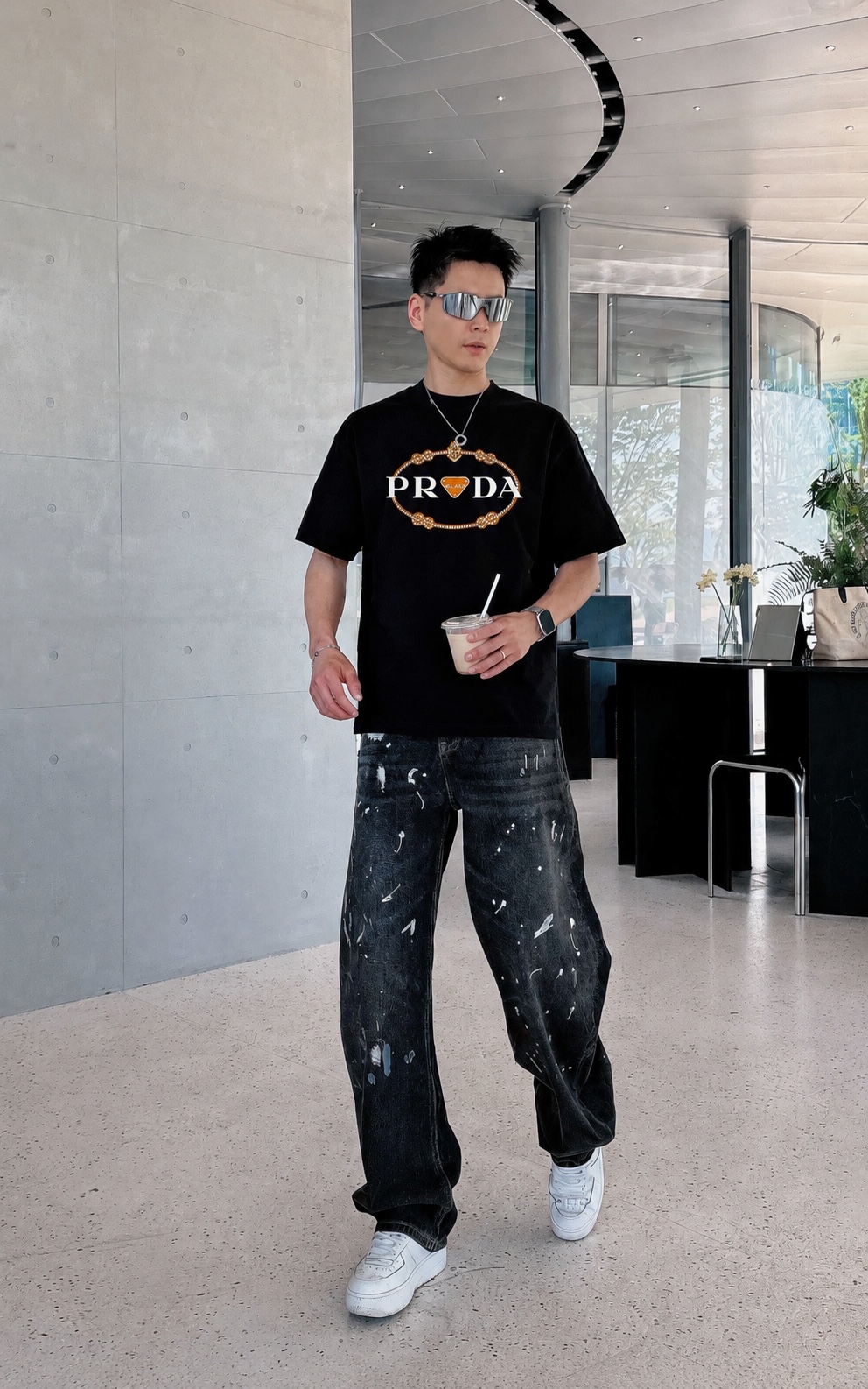 weigou_196587_8_ca0f2b9a72 P80 Prad~普拉达 厚板亮片滴胶 《区别通货面料》 双纱纯棉紧密纱线短袖tee 上身十分舒适,男女同款半袖,落肩宽松版型 颜色: 黑色 白色 咖啡色 尺码:S(90-130斤) M(125-150斤) L(135-165斤) XL(160-190斤) XXL(185-220斤)