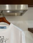 P70 普拉达PRADA 新款直喷工艺 高品质280克重磅短袖T恤，进口兄弟数码白墨直喷工艺 彰显不羁的个性与强大的气场 纯棉32支双纱面料，两遍缩水工艺，立体裁剪，面布做了蚀毛，手感非常好，亲肤透气，微宽松版型，上身舒适！ 日本Brother进口机数码直喷。色彩还原度 %，杜邦进口环保颜料，色牢度5级，经测验，洗涤100次，褪色程度不到1% 单品时尚感满满.日常出街或休闲都很百搭，轻松驾驭各种风格。色彩超鲜艳还透气，夏季必备 颜色：黑色/白色 码数：S-XL