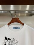 P70 普拉达PRADA 新款直喷工艺 高品质280克重磅短袖T恤，进口兄弟数码白墨直喷工艺 彰显不羁的个性与强大的气场 纯棉32支双纱面料，两遍缩水工艺，立体裁剪，面布做了蚀毛，手感非常好，亲肤透气，微宽松版型，上身舒适！ 日本Brother进口机数码直喷。色彩还原度 %，杜邦进口环保颜料，色牢度5级，经测验，洗涤100次，褪色程度不到1% 单品时尚感满满.日常出街或休闲都很百搭，轻松驾驭各种风格。色彩超鲜艳还透气，夏季必备 颜色：黑色/白色 码数：S-XL