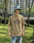 weigou_196615_8_4ae13a7e00 P80 Prad~普拉达 厚板亮片滴胶 《区别通货面料》 双纱纯棉紧密纱线短袖tee 上身十分舒适,男女同款半袖,落肩宽松版型 颜色: 黑色 白色 咖啡色 尺码:S(90-130斤) M(125-150斤) L(135-165斤) XL(160-190斤) XXL(185-220斤)