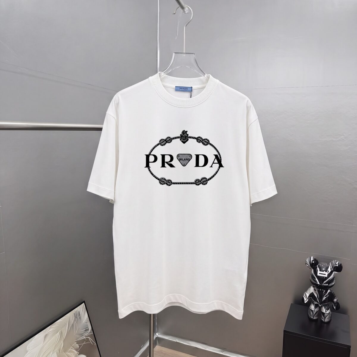 P80 Prad～普拉达 厚板亮片滴胶 《区别通货面料》 双纱纯棉紧密纱线短袖tee 上身十分舒适，男女同款半袖，落肩宽松版型 颜色: 黑色 白色 咖啡色 尺码：S（90-130斤） M（125-150斤） L（135-165斤） XL（160-190斤） XXL（185-220斤）