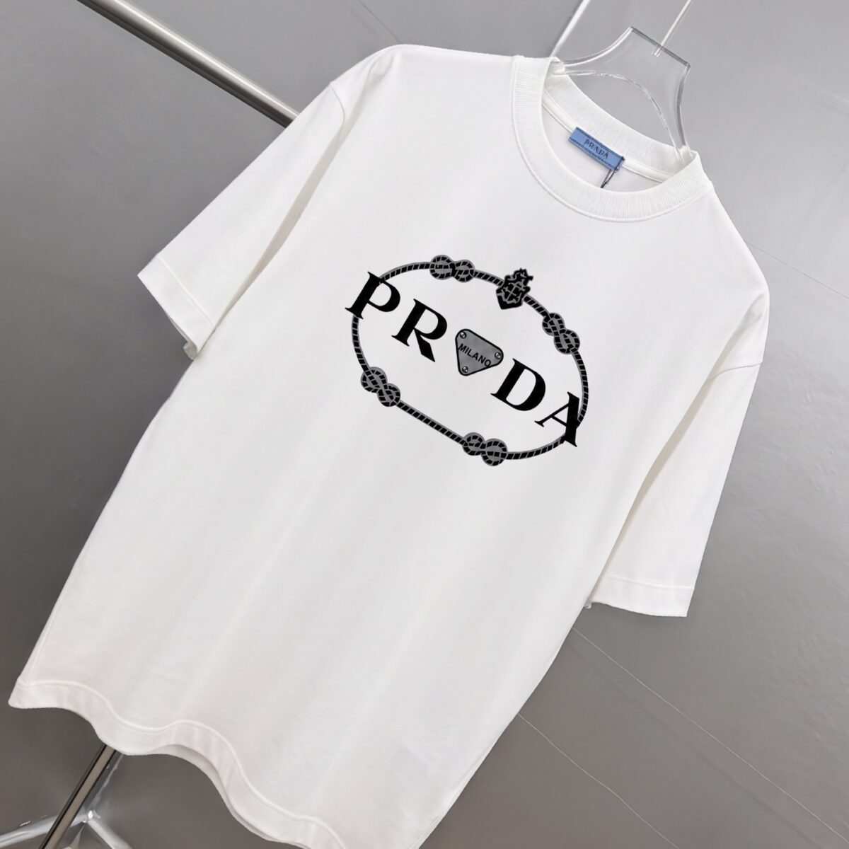 P80 Prad～普拉达 厚板亮片滴胶 《区别通货面料》 双纱纯棉紧密纱线短袖tee 上身十分舒适，男女同款半袖，落肩宽松版型 颜色: 黑色 白色 咖啡色 尺码：S（90-130斤） M（125-150斤） L（135-165斤） XL（160-190斤） XXL（185-220斤）