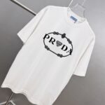 P80 Prad～普拉达 厚板亮片滴胶 《区别通货面料》 双纱纯棉紧密纱线短袖tee 上身十分舒适，男女同款半袖，落肩宽松版型 颜色: 黑色 白色 咖啡色 尺码：S（90-130斤） M（125-150斤） L（135-165斤） XL（160-190斤） XXL（185-220斤）