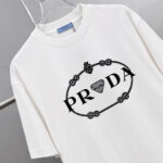 P80 Prad～普拉达 厚板亮片滴胶 《区别通货面料》 双纱纯棉紧密纱线短袖tee 上身十分舒适，男女同款半袖，落肩宽松版型 颜色: 黑色 白色 咖啡色 尺码：S（90-130斤） M（125-150斤） L（135-165斤） XL（160-190斤） XXL（185-220斤）