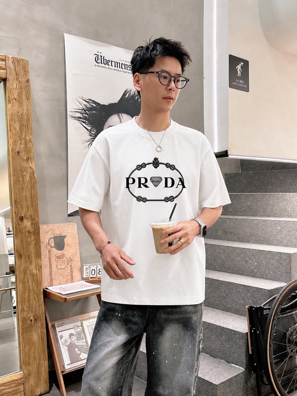 P80 Prad～普拉达 厚板亮片滴胶 《区别通货面料》 双纱纯棉紧密纱线短袖tee 上身十分舒适，男女同款半袖，落肩宽松版型 颜色: 黑色 白色 咖啡色 尺码：S（90-130斤） M（125-150斤） L（135-165斤） XL（160-190斤） XXL（185-220斤）