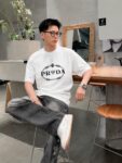 P80 Prad～普拉达 厚板亮片滴胶 《区别通货面料》 双纱纯棉紧密纱线短袖tee 上身十分舒适，男女同款半袖，落肩宽松版型 颜色: 黑色 白色 咖啡色 尺码：S（90-130斤） M（125-150斤） L（135-165斤） XL（160-190斤） XXL（185-220斤）